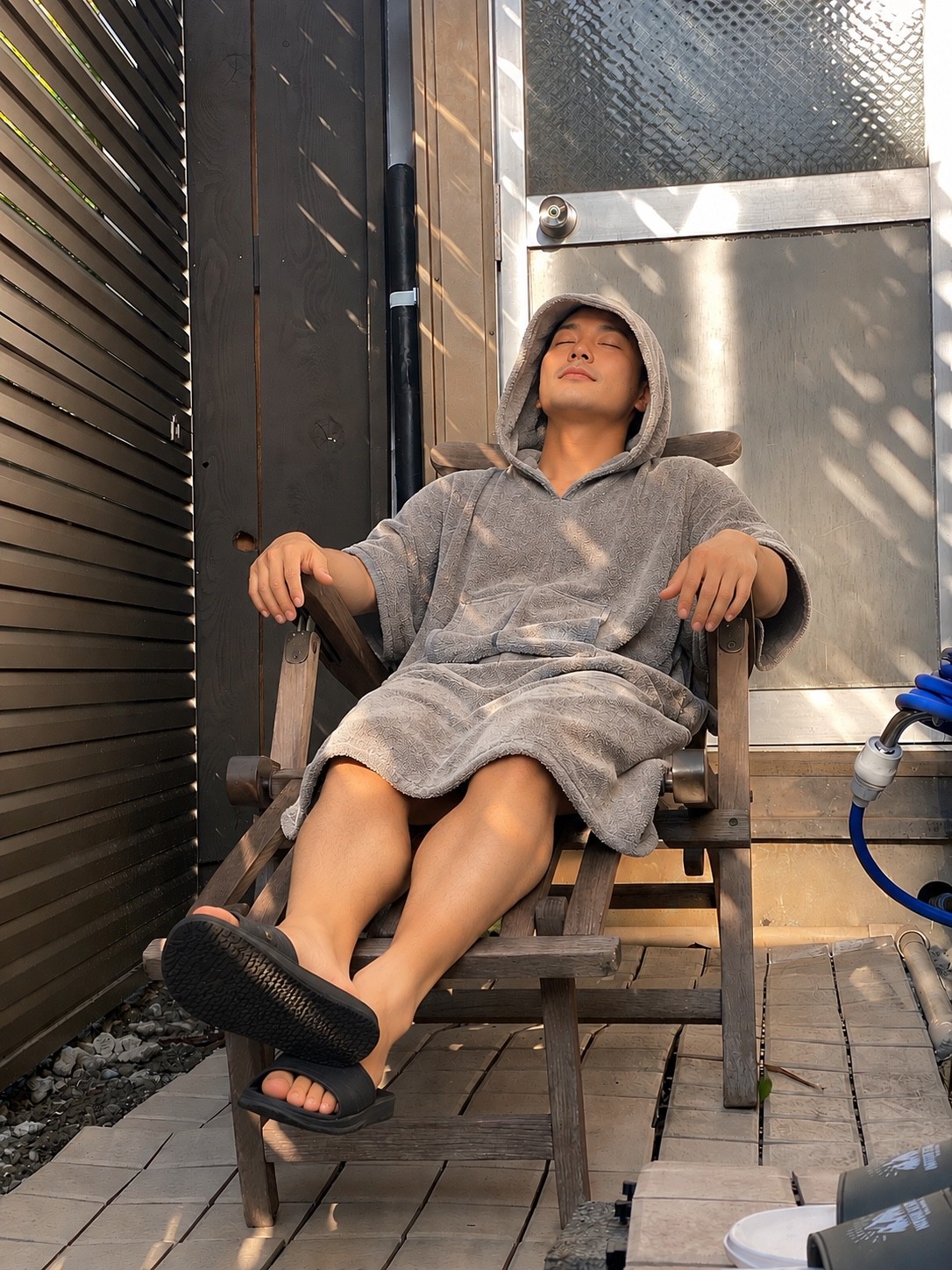 外気浴のチェアで静かに寛ぐ様子