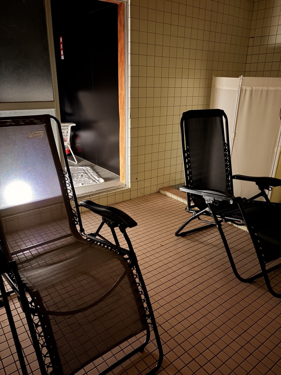 リクライニングチェアを備えた屋内休憩スペース